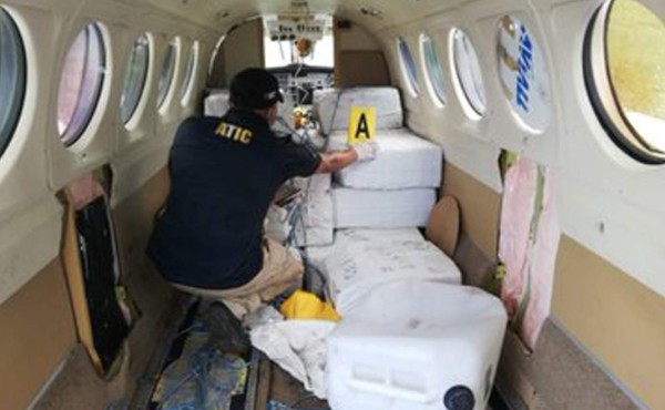 Encuentran 806 kilos de cocaína en avioneta interceptada en Honduras
