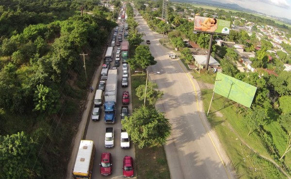 Enorme fila por infierno vial en peaje sur de San Pedro Sula
