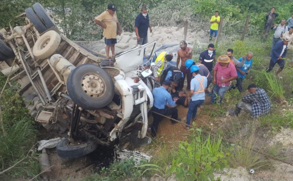 El pesado automotor iba cargado con cemento.