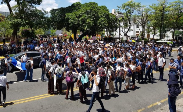 Colegiales piden bono de 1,500 al ministro Solís