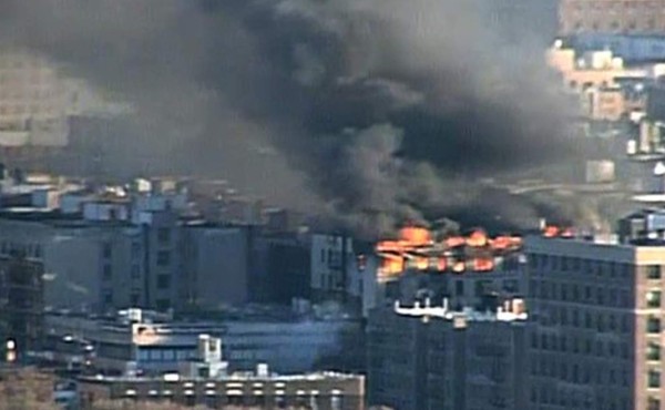 Alarma: Edificio en Manhattan es consumido por las llamas