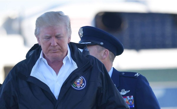 Trump visita Puerto Rico decidido a resaltar ayuda de USA tras huracanes