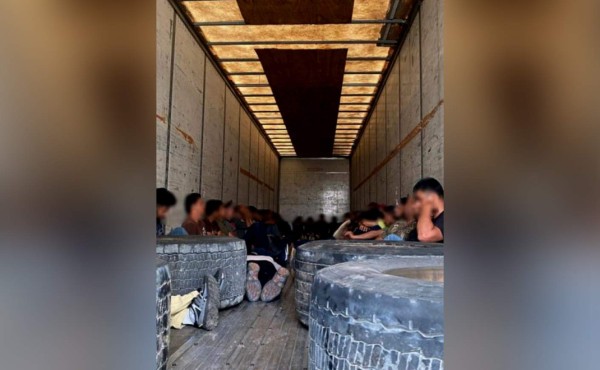 Encuentran a más de 50 indocumentados hacinados en camión en Laredo, Texas