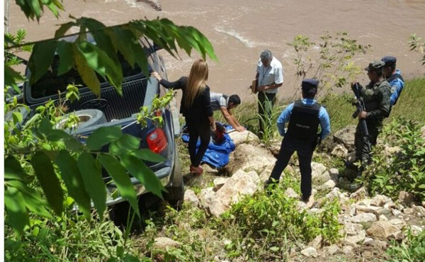 Hallan cadáver con signos de tortura dentro de vehículo en Copán