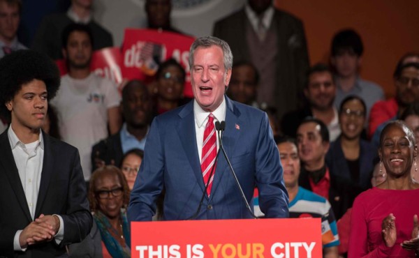 Reelecto alcalde demócrata de Nueva York desafía a Trump