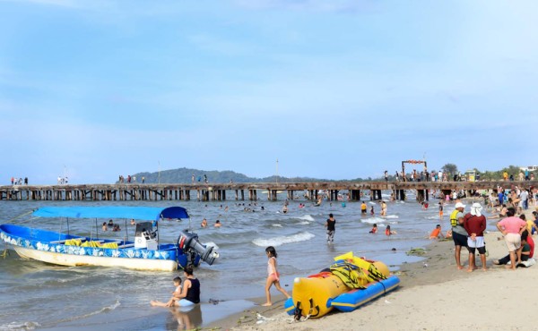 Semana Morazánica: abarrotadas playas de Tela en cierre de feriado