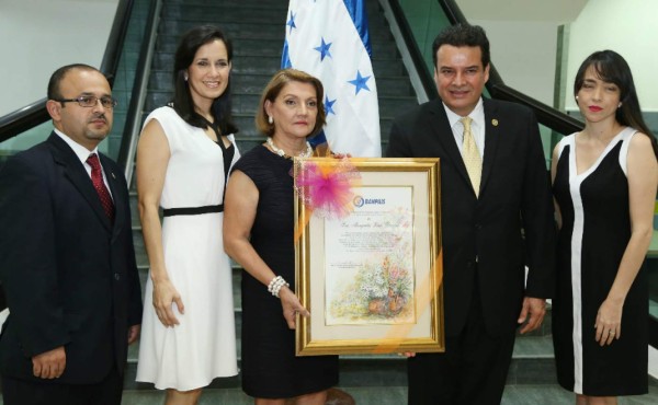Banco del País reconoció a Margarita Kattán