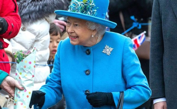 Reina Isabel II no teme al coronavirus, pero toma sus precauciones