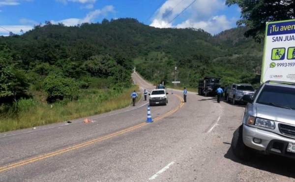 Volqueta embiste a pareja en motocicleta; un muerto y una mujer gravemente herida