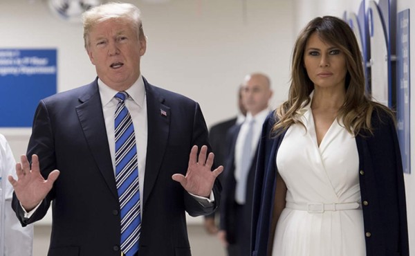 Melania Trump rompe protocolo tras revelación de infidelidad de su marido