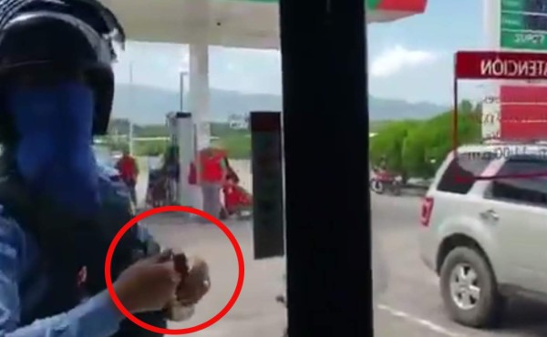 Video: Pánico en gasolinera luego que policía lanzara bombas lacrimógenas en Honduras