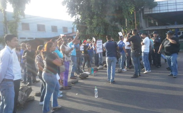 Policías y militares vigilan carreteras para evitar tomas