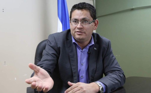 Congreso cita a Marlon Escoto para buscar solución a alfabetización