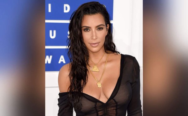 Kim Kardashian aparece en vestido transparente