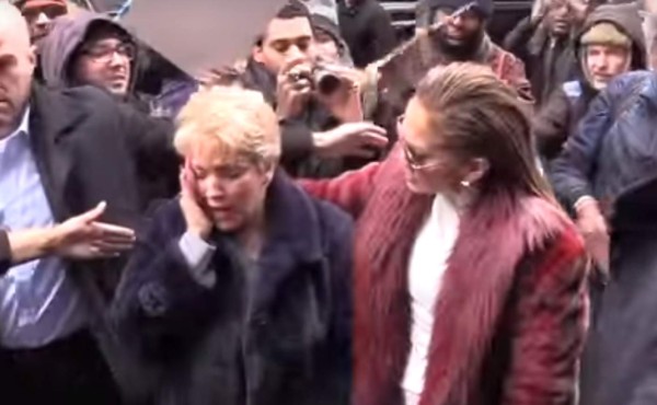 Madre de Jennifer López es golpeada en el rostro por un fan de la cantante