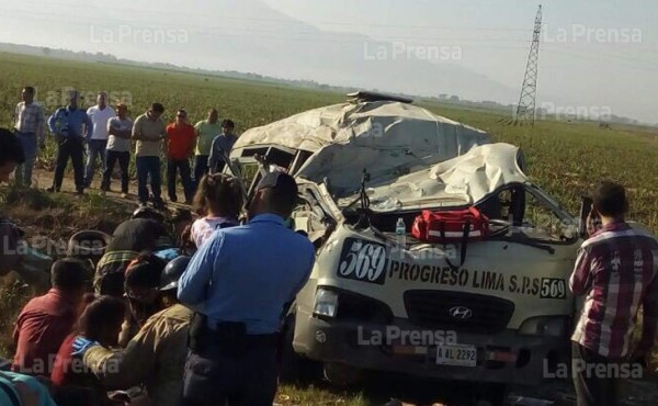 Una mujer muerta y 19 pasajeros heridos tras accidentarse microbus en El Progreso