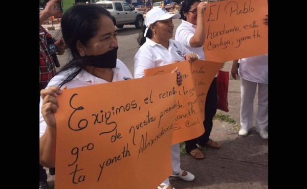 Con sus bocas tapadas, enfermeras protestan en Tegucigalpa