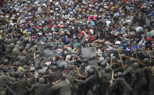 Policía de Guatemala hace retroceder a caravana migrante con gas lacrimógeno