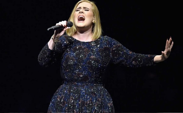 Adele rinde tributo a víctimas de atentado en Londres  