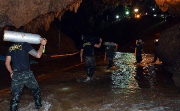 Tailandia: Hallan sanos y salvos a los niños atrapados en una cueva