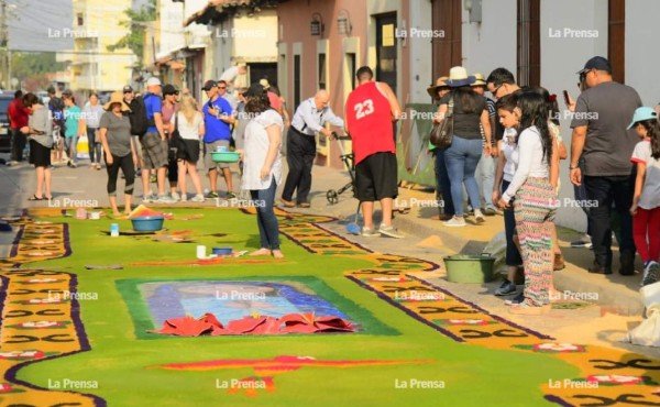 Hondureños se lucen con creativas y reflexivas alfombras este Viernes Santo