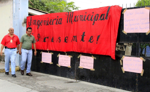 Siguen protestas de empleados municipales por falta de pago