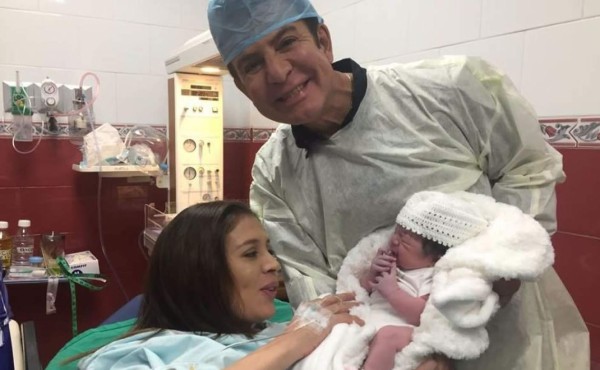 Salvador Nasralla e Iroshka Elvir dan bienvenida a su hija