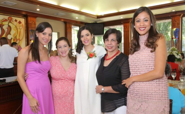 Fiesta maternal para Ana Lourdes Larios