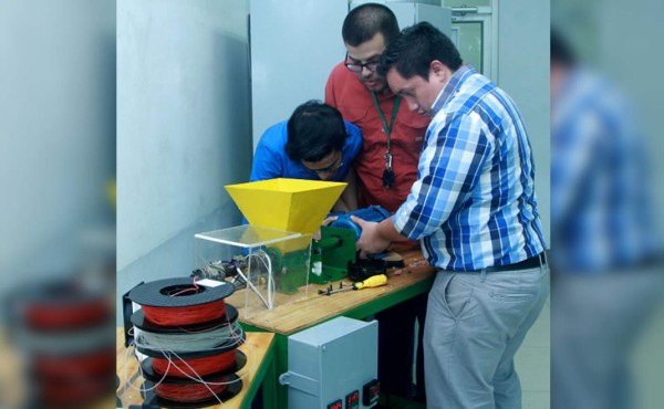 Universitarios hondureños crean máquina para reciclar plástico