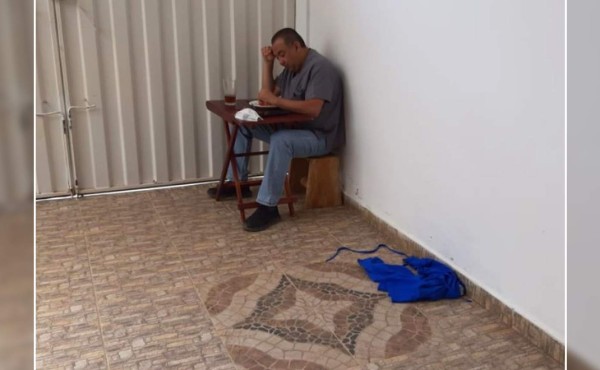 Médico hondureño come en una esquina para no contaminar a su familia