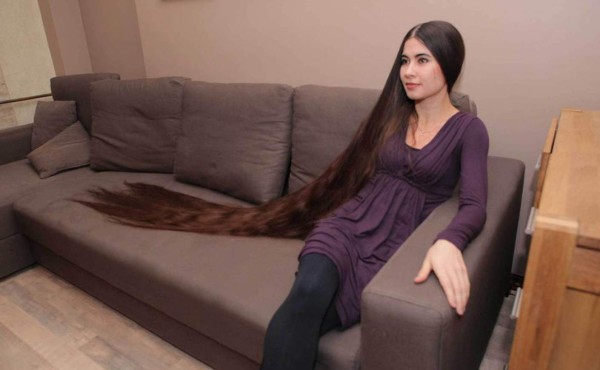 ¿La reencarnación de Rapunzel?, esta chica no ha cortado su cabello en 20 años