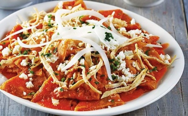 Chilaquiles rojos con pollo