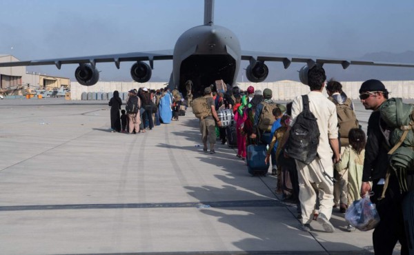 EEUU y sus aliados advierten sobre 'amenaza terrorista' en aeropuerto de Kabul