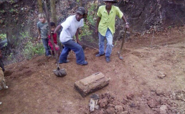 Hallan osamenta de bebé enterrada en patio de vivienda