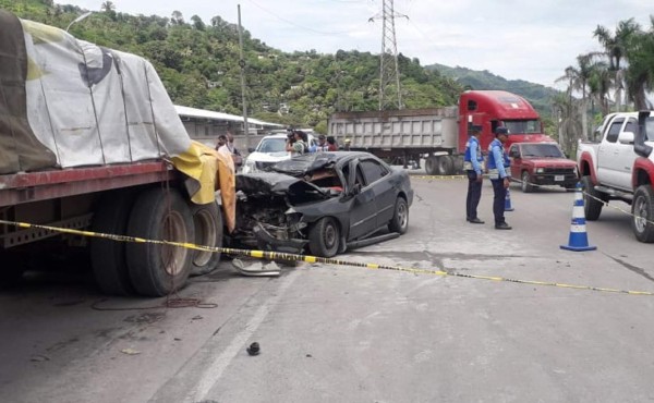 Marinero muere al chocar su carro contra una rastra