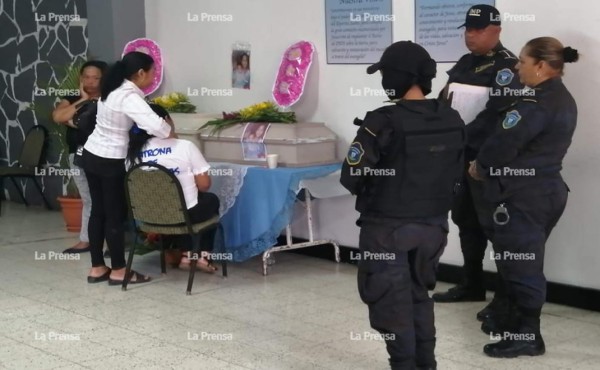Tegucigalpa: Madre de niñas calcinadas llega a velatorio tras concederle un permiso en la cárcel