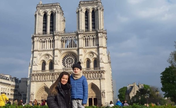 Hondureña relata cómo fue la penúltima misa en la consumida catedral de Notre Dame