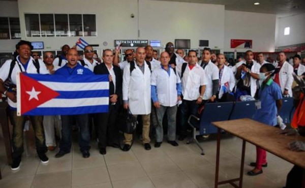 Médicos cubanos que enfrentaron el ébola en África regresan a Cuba
