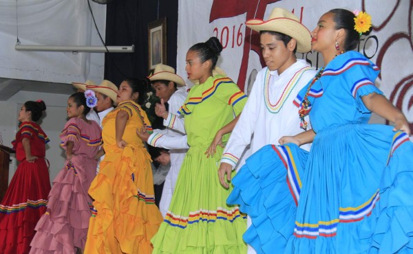 Maestros y estudiantes rinden homenaje a Madre María Luisa