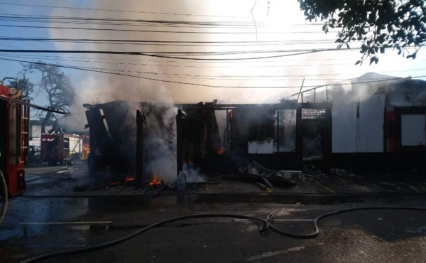 Se incendia una bodega de ropa y accesorios en San Pedro Sula