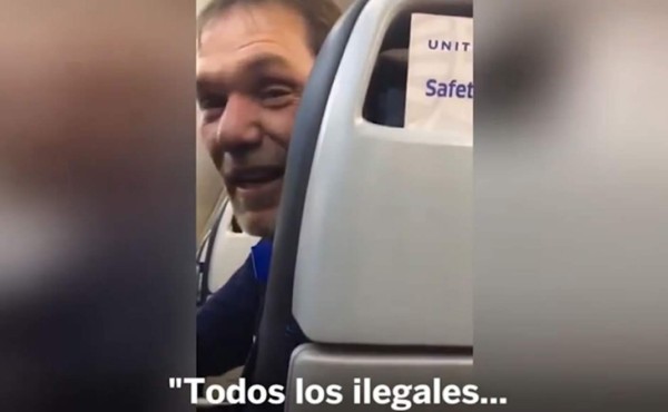 El estadounidense fue bajado del avión.