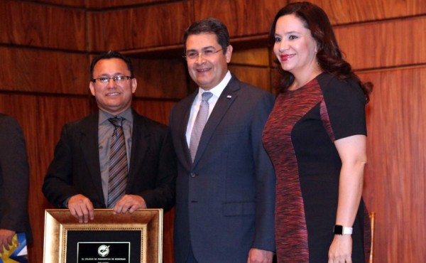 Carlos Mauricio Flores recibe el premio Álvaro Contreras