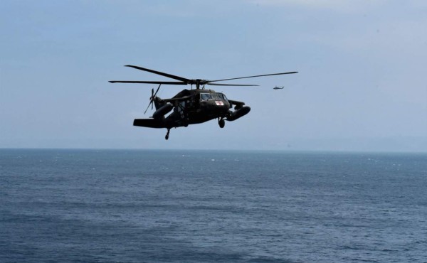 Soldados de EEUU realizan prácticas aéreas en la bahía de Trujillo