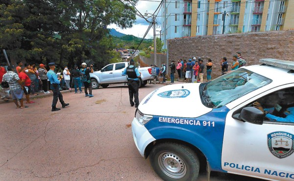 Al menos tres cuerpos encostalados en una calle de Tegucigalpa