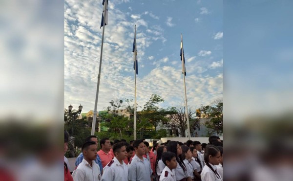 Hondureños celebran con patriotismo el Día de la Bandera