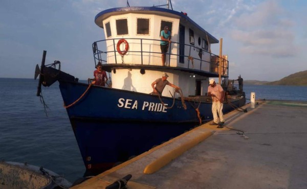 Rescatan a 11 hondureños a la deriva en alta mar entre La Ceiba y Guanaja