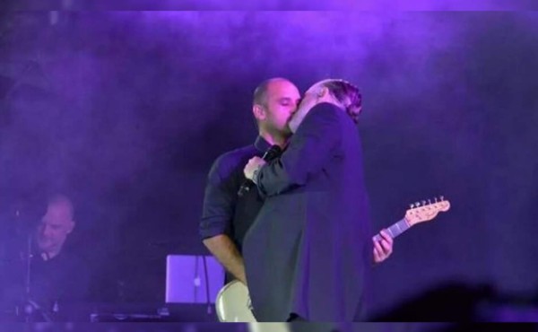 Miguel Bosé besa a su guitarrista en pleno concierto