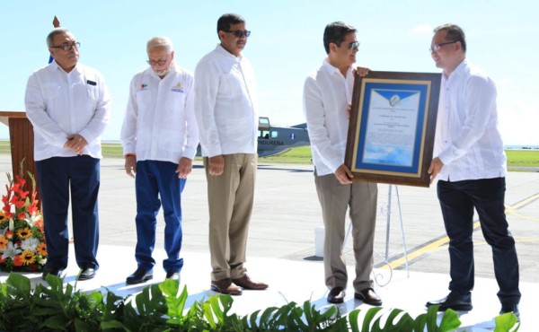 Aeropuerto de Roatán recibe certificación internacional