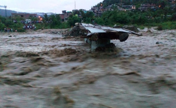 Al menos 16 desaparecidos tras caer puente colgante en Perú