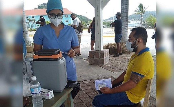 Taxistas y transporte turístico de Roatán listos para recibir a cruceristas tras ser vacunados